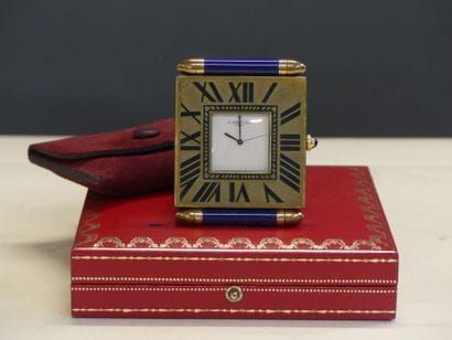 CARTIER. Pendulette de voyage à quartz en...