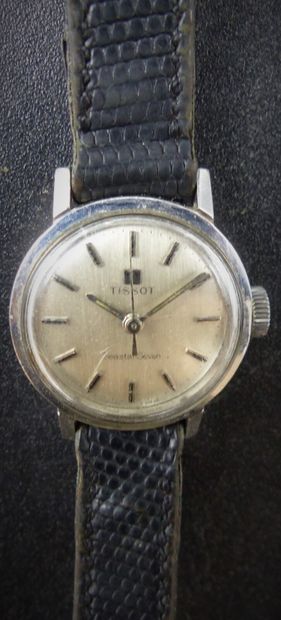 TISSOT. Montre de dame en acier. 
TISSOT....