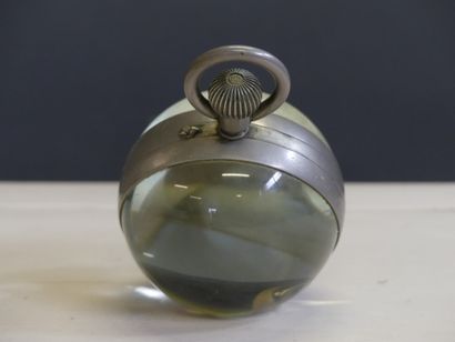 Pendulette chrono de forme sphérique, métal...