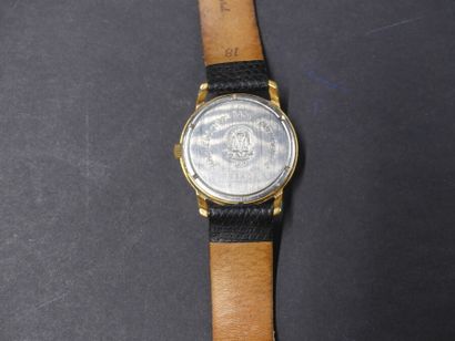 LIP. Montre d'homme en métal doré. Fonctionnement...