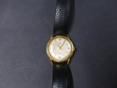 LIP. Montre d'homme en métal doré. Fonctionnement...