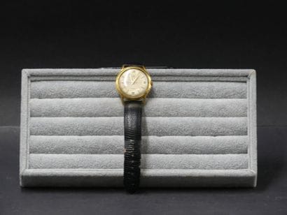 LIP. Montre d'homme en métal doré. Fonctionnement...