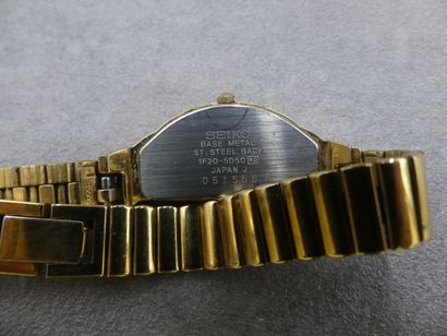 Réunion de trois montres de dame, en acier...