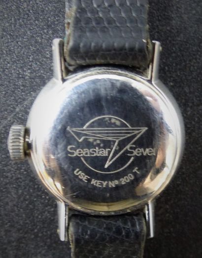 TISSOT. Montre de dame en acier. 
TISSOT....