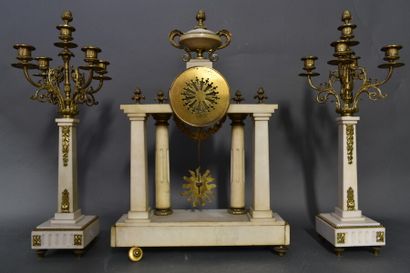 Garniture de cheminée en marbre blanc.
Garniture...