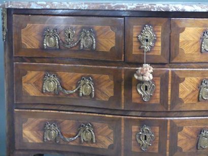 Commode galbée en marquetée ouvrant par cinq...