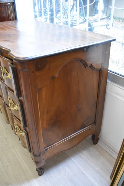 Commode à façade galbée en noyer. Epoque...