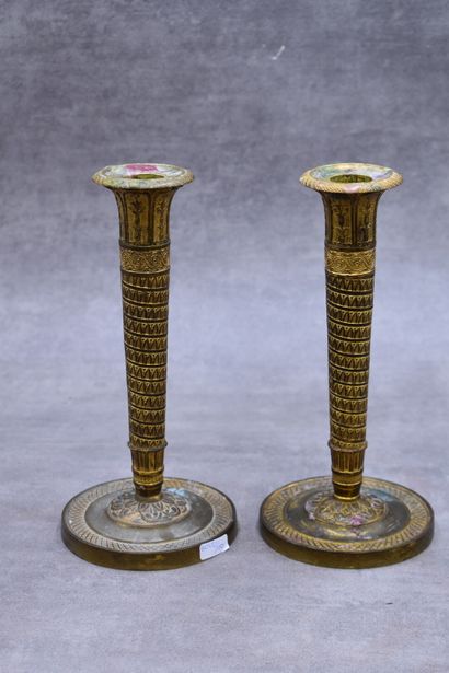 Paire de bougeoirs en bronze ciselé doré...