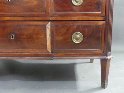 Commode en noyer imitant l'acajou sur bâti...