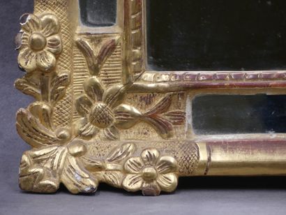 Miroir à parecloses en bois mouluré et sculpté...