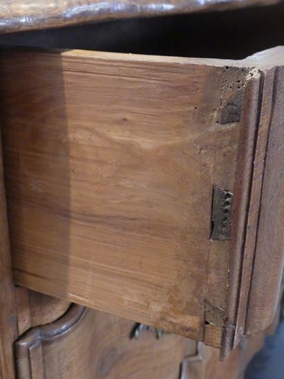 Commode XVIIIème siècle.
Commode à façade...