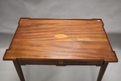 Table marquetée à décor de filets ouvrant...