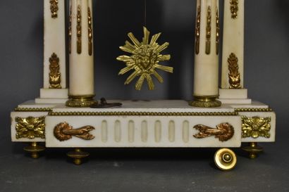 Garniture de cheminée en marbre blanc.
Garniture...