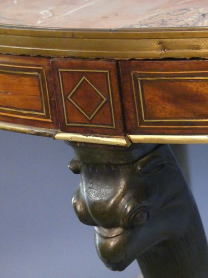 Guéridon en bois mouluré et sculpté tripode...
