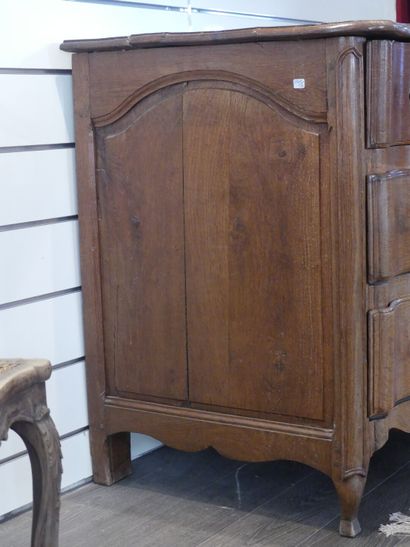 Commode XVIIIème siècle.
Commode à façade...