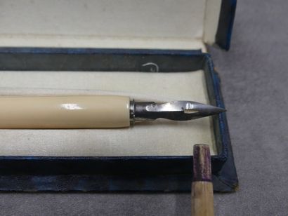 ALFRED DUNHILL et NAMIKI.

Stylo-plume laqué...