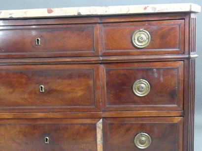 Commode en noyer imitant l'acajou sur bâti...
