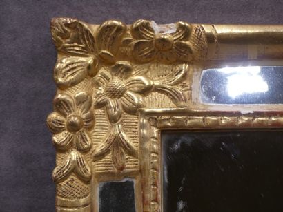 Miroir à parecloses en bois mouluré et sculpté...
