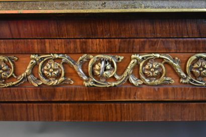 Bureau plat en placage d'acajou et satiné...