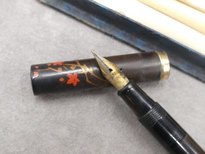 ALFRED DUNHILL et NAMIKI.

Stylo-plume laqué...