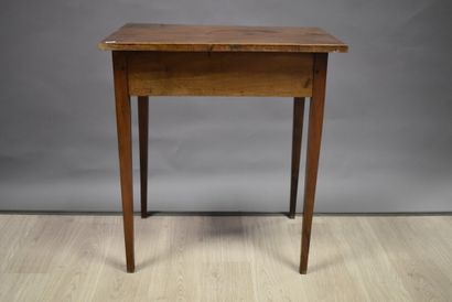 Petite table en chêne ouvrant par un tiroir...