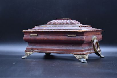 Coffret à doucine sur âme de bois.
Coffret...