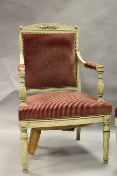 Paire de fauteuils en bois mouluré sculpté....