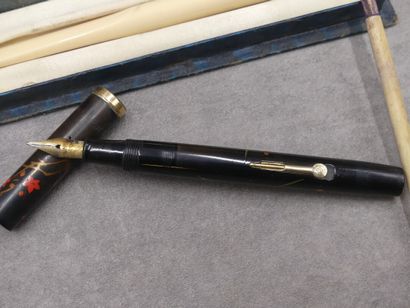 ALFRED DUNHILL et NAMIKI.

Stylo-plume laqué...