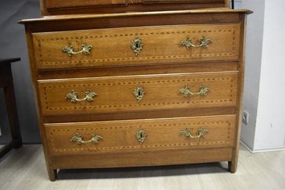 Meuble à deux corps en chêne à décor marqueté...
