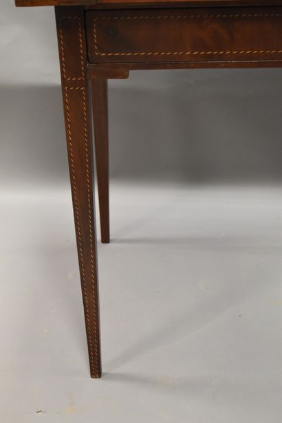 Table marquetée à décor de filets ouvrant...