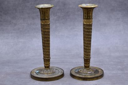 Paire de bougeoirs en bronze ciselé doré...