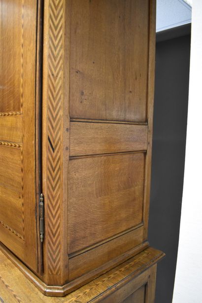 Meuble à deux corps en chêne à décor marqueté...