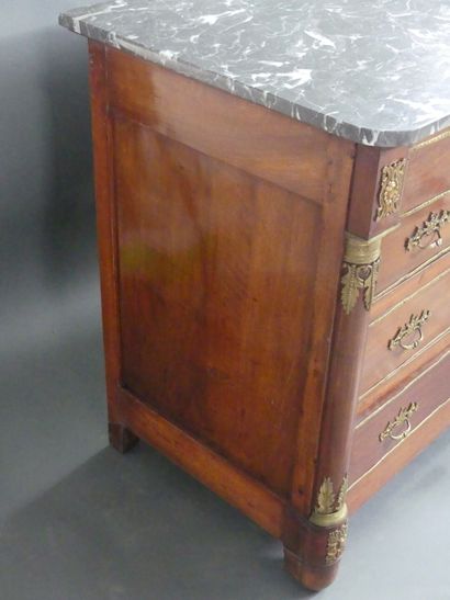 Commode en noyer ouvrant par trois tiroirs...