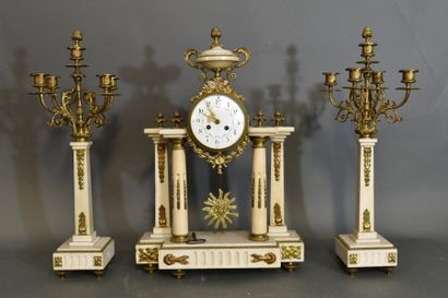 Garniture de cheminée en marbre blanc.
Garniture...