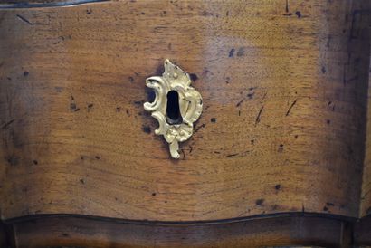 Commode à façade galbée en noyer. Epoque...