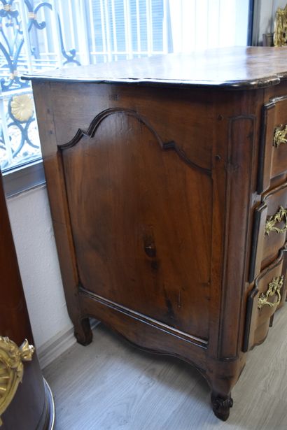 Commode à façade galbée en noyer. Epoque...
