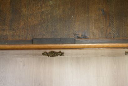 Meuble à deux corps en chêne à décor marqueté...