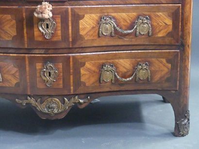 Commode galbée en marquetée ouvrant par cinq...