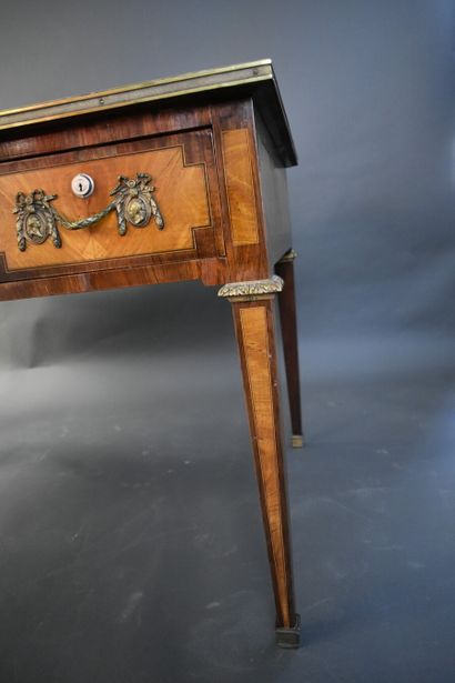 Bureau plat en placage d'acajou et satiné...