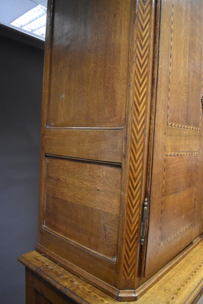 Meuble à deux corps en chêne à décor marqueté...