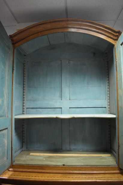 Meuble à deux corps en chêne à décor marqueté...