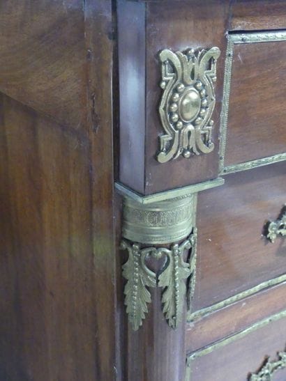 Commode en noyer ouvrant par trois tiroirs...