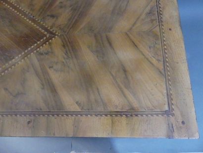 Commode en marqueterie ouvrant par trois...