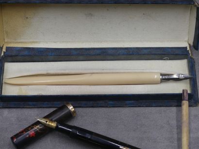 ALFRED DUNHILL et NAMIKI.

Stylo-plume laqué...