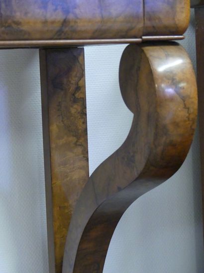 Console en bois mouluré ouvrant par un tiroir...