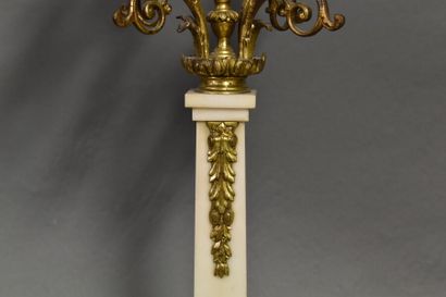 Garniture de cheminée en marbre blanc.
Garniture...