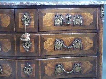 Commode galbée en marquetée ouvrant par cinq...
