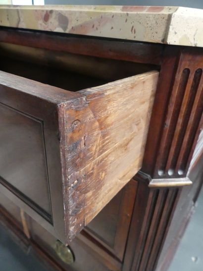 Commode en noyer imitant l'acajou sur bâti...