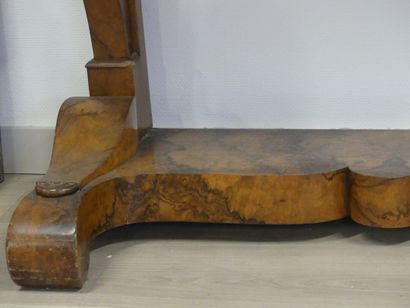 Console en bois mouluré ouvrant par un tiroir...