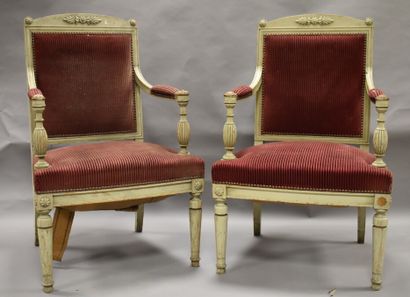 Paire de fauteuils en bois mouluré sculpté....